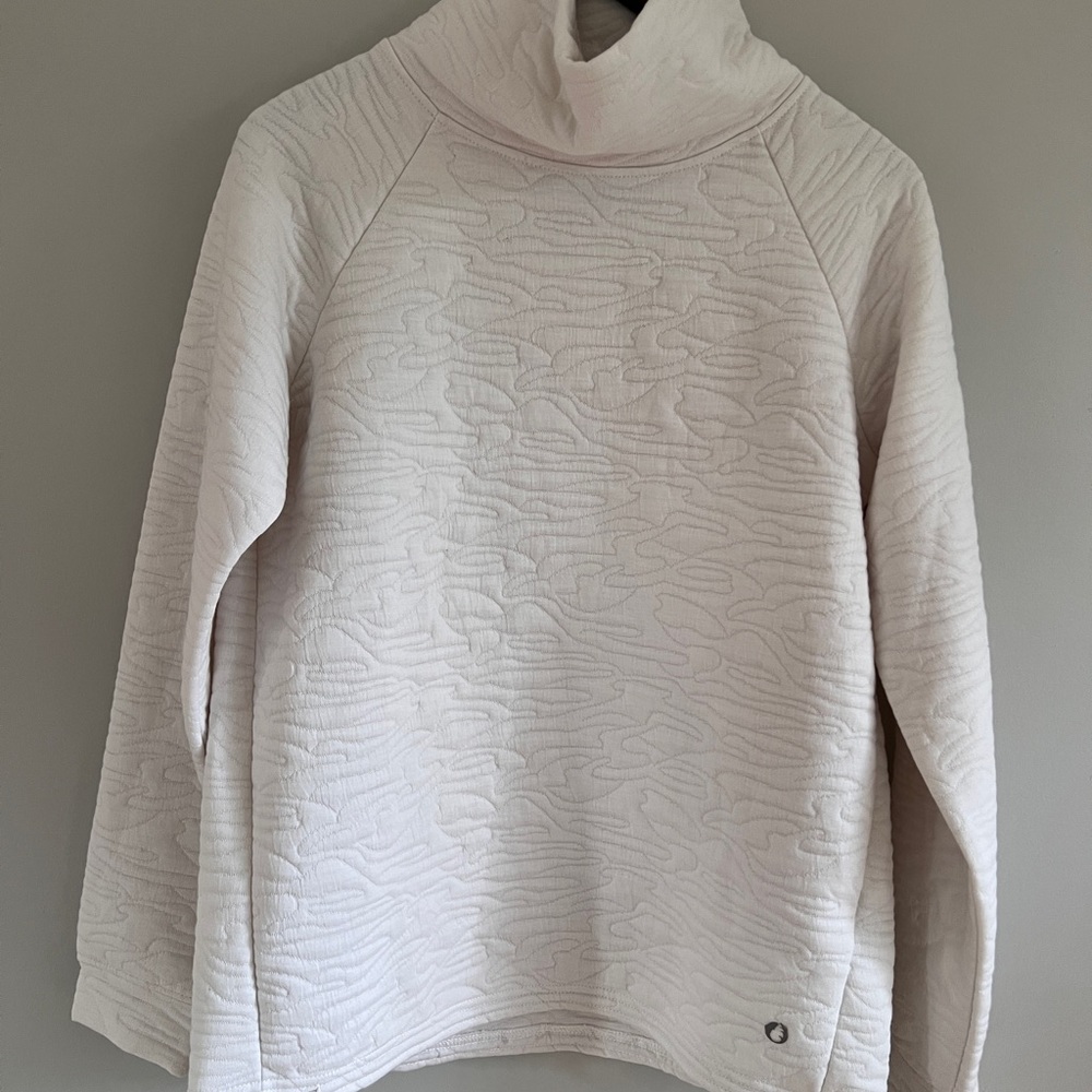 NWT The American Outdoorsman for woman’s pullover Size Medium